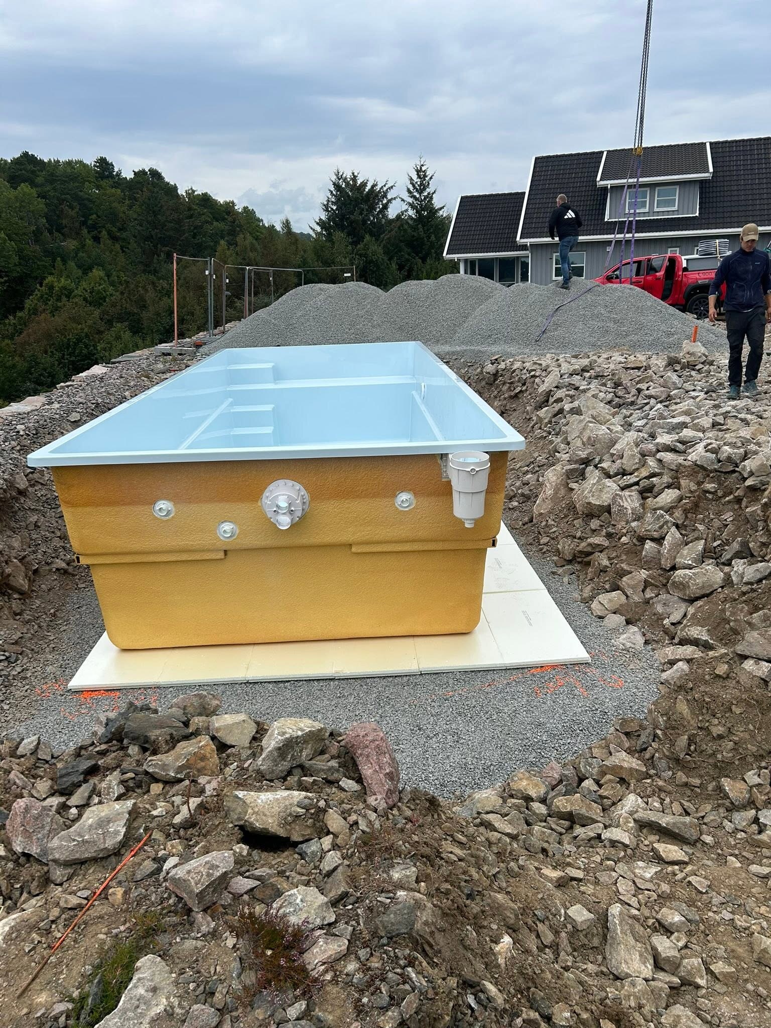 Hustomt med basseng i Njervåsen – bilde 4