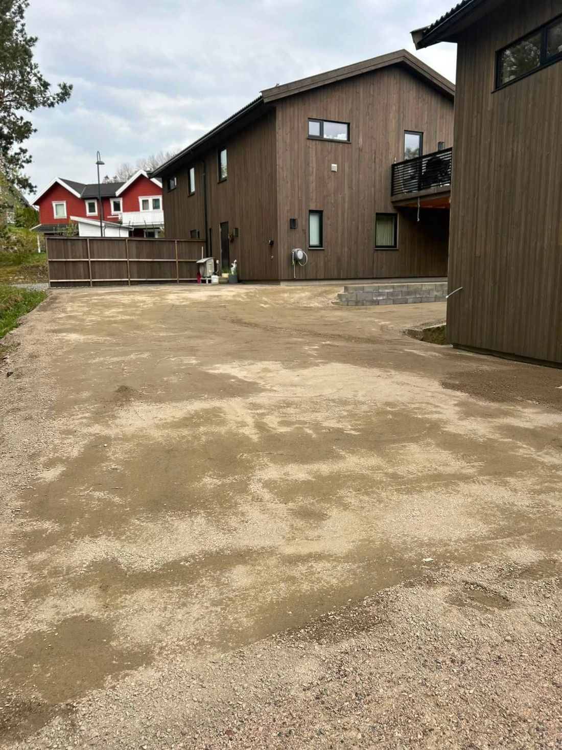 Opparbeidelse og asfaltering av tun – bilde 2