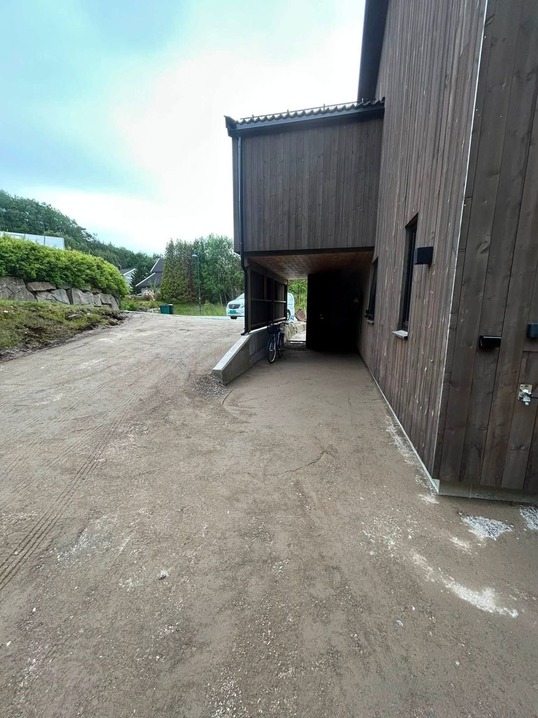 Opparbeidelse og asfaltering av tun – bilde 5